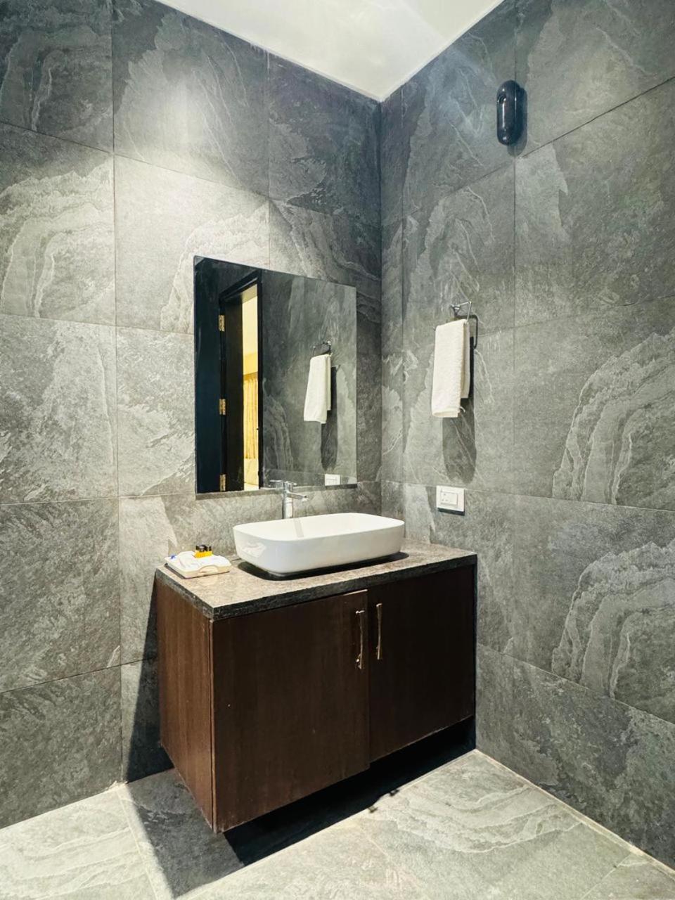 Mstays Ecr By Mirabilis Hotel Chennai Extérieur photo